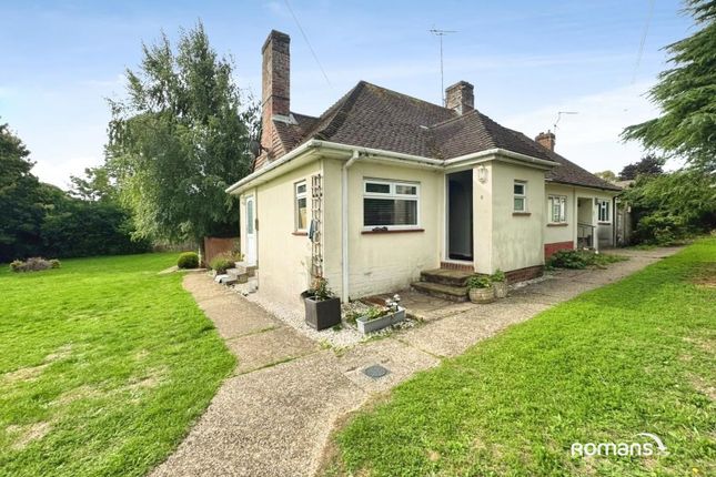2-bed bungalow on Grove Close, Hampshire, £260,000