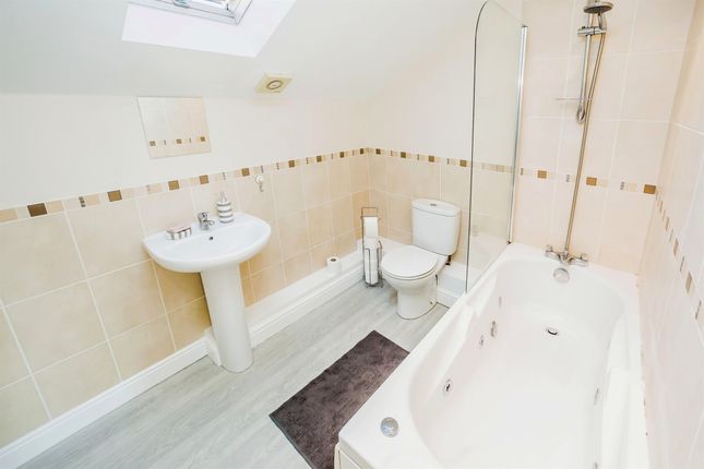 Town house for sale in Heatherdale Close, Halifax