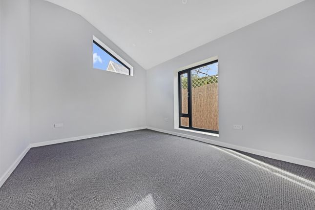 Bungalow to rent in Halifax Road, Enfield