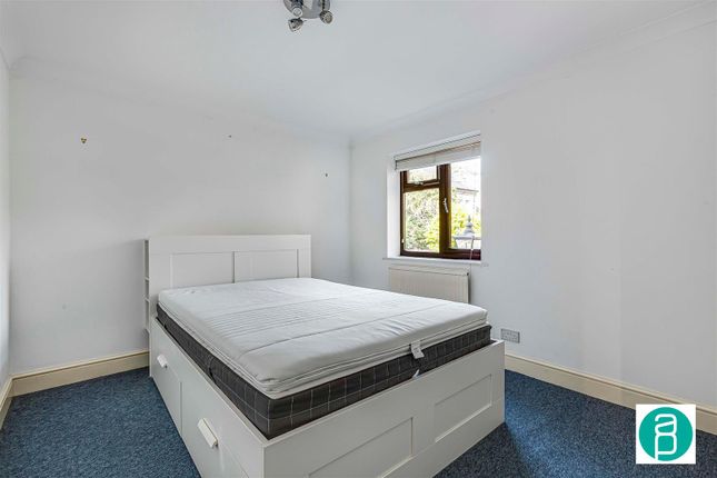 Flat for sale in Edge Hill, London