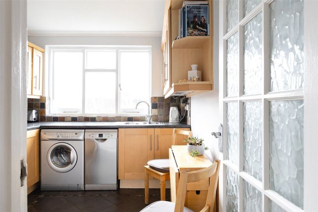 Flat 4, 88 Lauriston Road, London photo 4