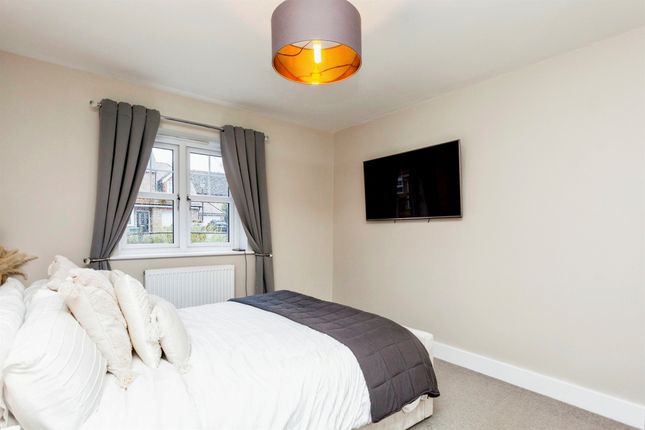 Flat for sale in Summerwood, Ifield, Crawley