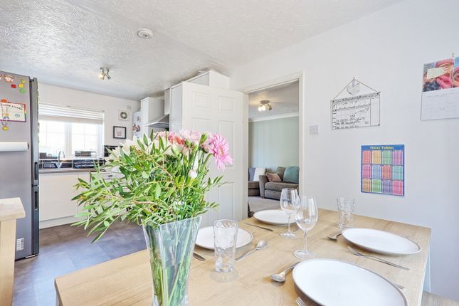 9, Maple Drive, South Ockendon photo 3