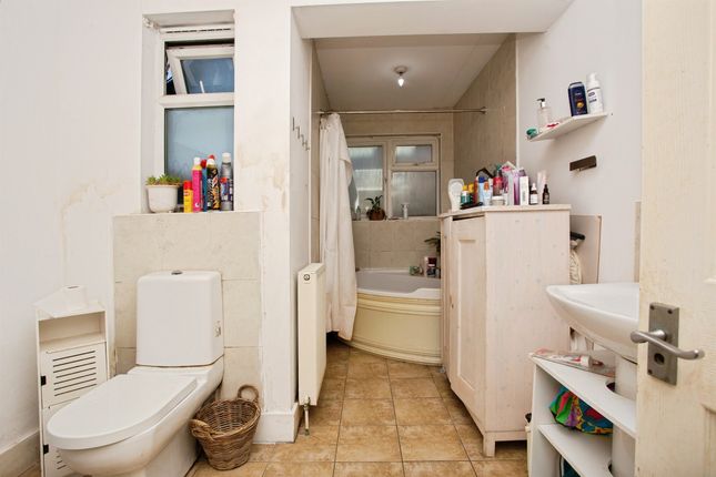 19, Kimble Crescent, Bushey photo 4