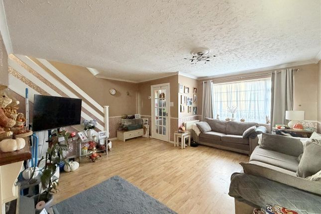 19, Keymer Close, Luton photo 2