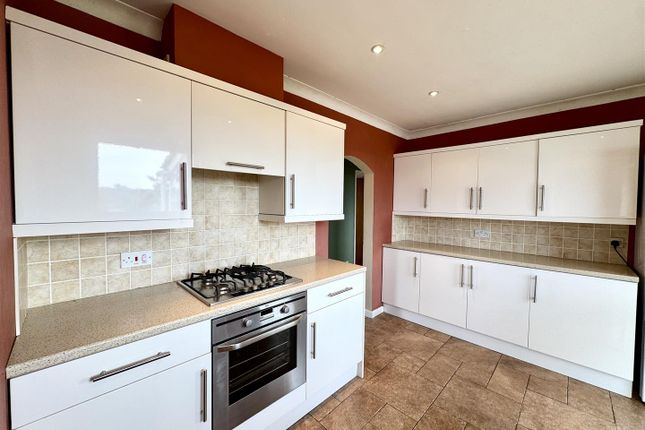 11 Greenmeadow Drive, Parc Seymour, Caldicot photo 4