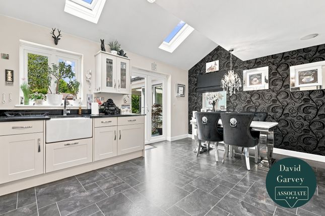 28, Litten Close, Romford photo 3