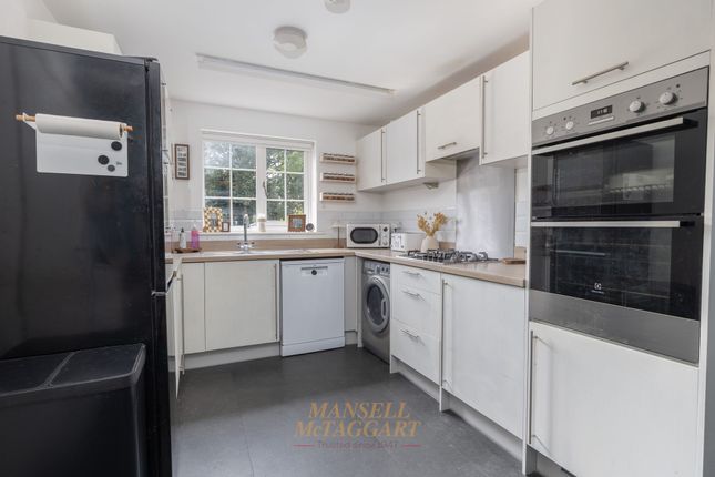 1 Geranium Close, Crawley photo 2