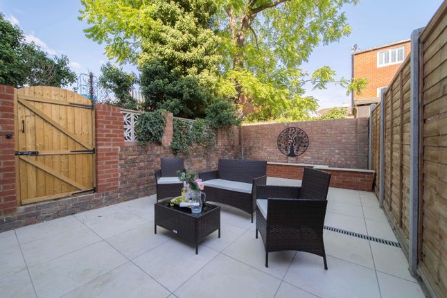 Town house to rent in Cherry Close, London