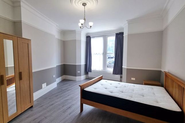 Flat to rent in Temple Road, London