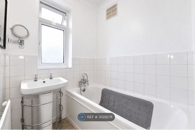 Huxley Drive, Redbridge, London photo 3