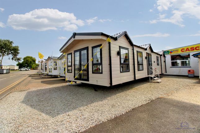 Thumbnail Mobile/park home for sale in Halfway Road, Minster On Sea, Sheerness