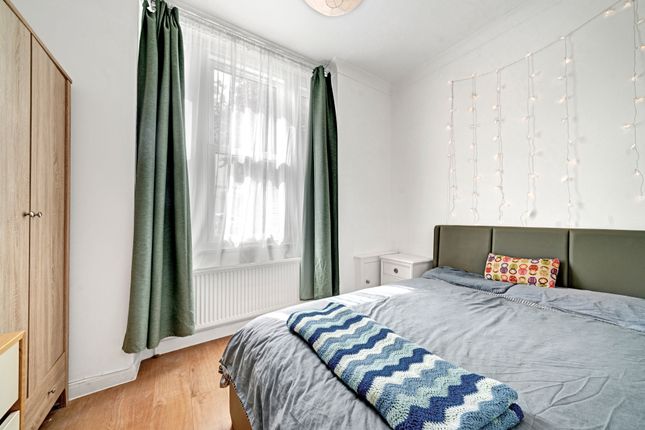 Flat for sale in Cowthorpe Road, Vauxhall, London