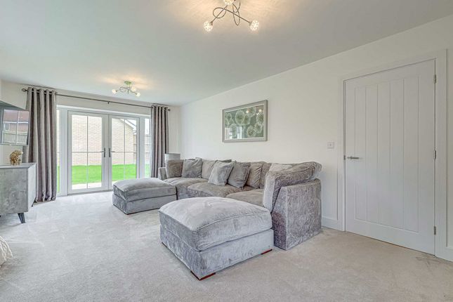 17, Hughes Crescent, Wickford photo 3