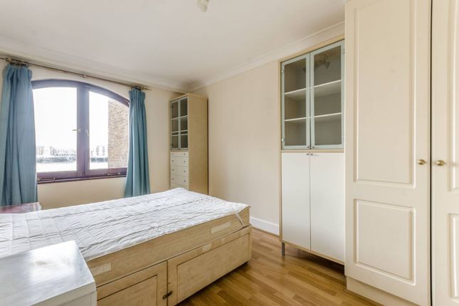 Flat for sale in Wapping Wall, Wapping, London