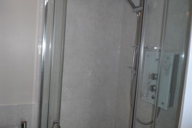 Caernarvon Close, Mitcham photo 2