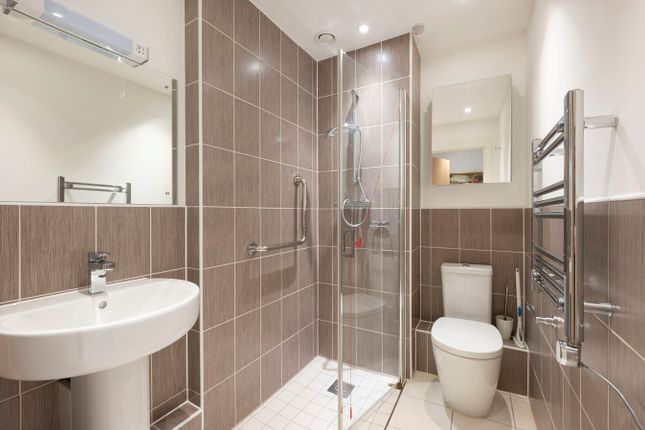 Flat for sale in New Zealand Avenue, Walton-On-Thames