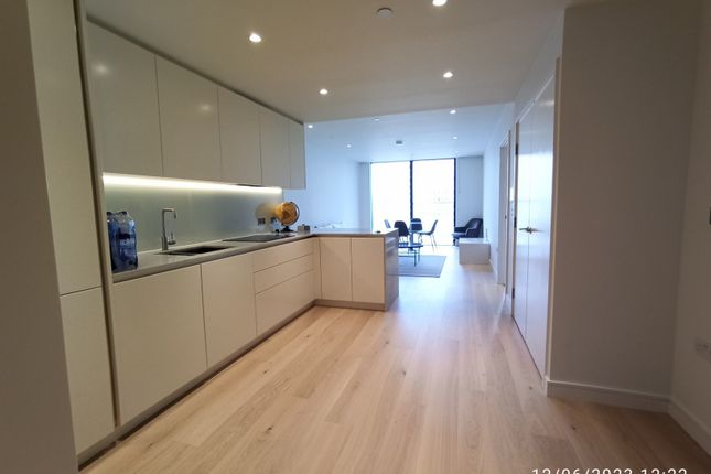 Flat for sale in South Quay Plaza, Marsh Wall, London