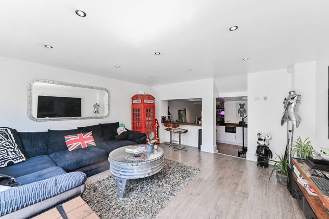 Maisonette for sale in Balls Pond Road, Hackney, London