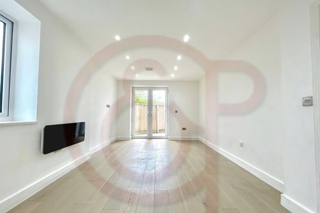 Flat to rent in Western Avenue, Acton