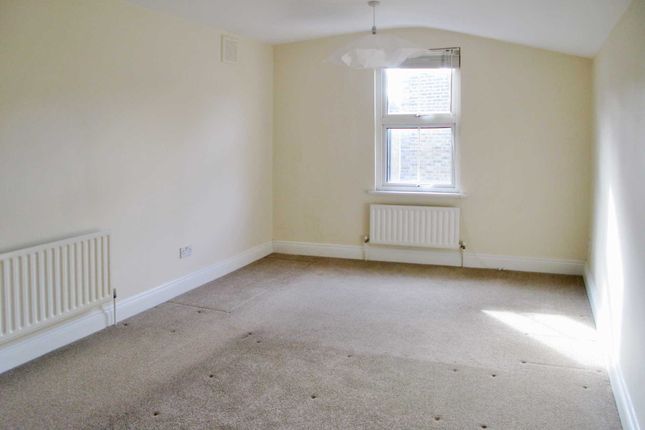 First Floor Flat, Brewster Gardens, London photo 4