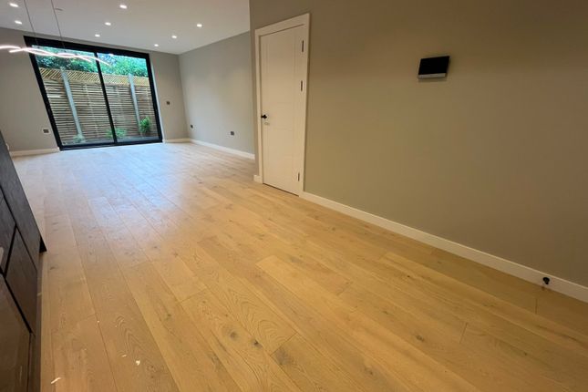 303c, Shenley Road, Borehamwood photo 2