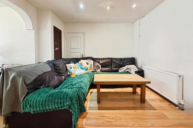 9, Scott Close, West Drayton photo 3