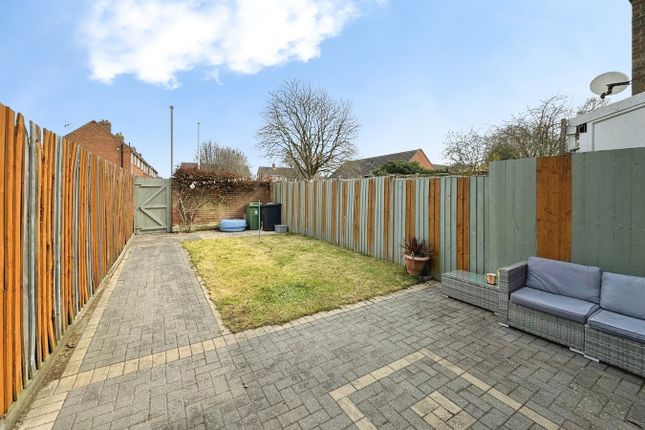 17, Glebe Gardens, Harlington photo 2
