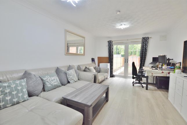 26, Jellicoe Close, Slough photo 2