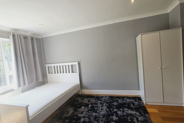 34, Brabazon Street, London photo 2