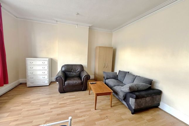 Flat A, 9a, High Street, Bromley photo 2