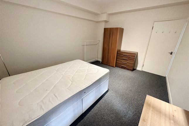 Flat 17, Warren Court, Euston Road, London photo 4