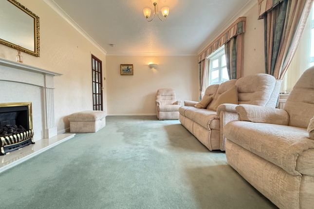 15, Cowdry Close, Dewsbury photo 3