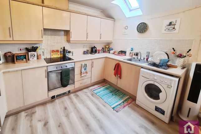 32, Hadfield Close, Greater Manchester photo 3