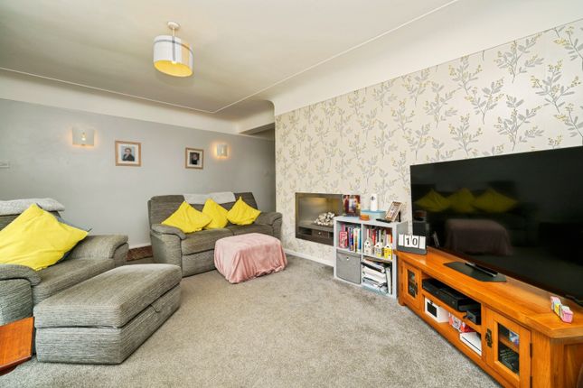19, Beverley Gardens, Wirral photo 3