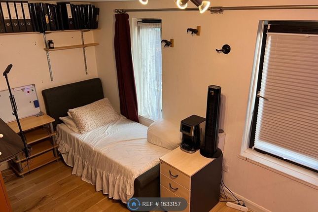 Room to rent in New Chapel Square, Feltham