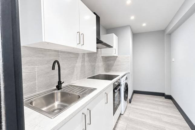 Room 2, POTTERS BAR photo 2