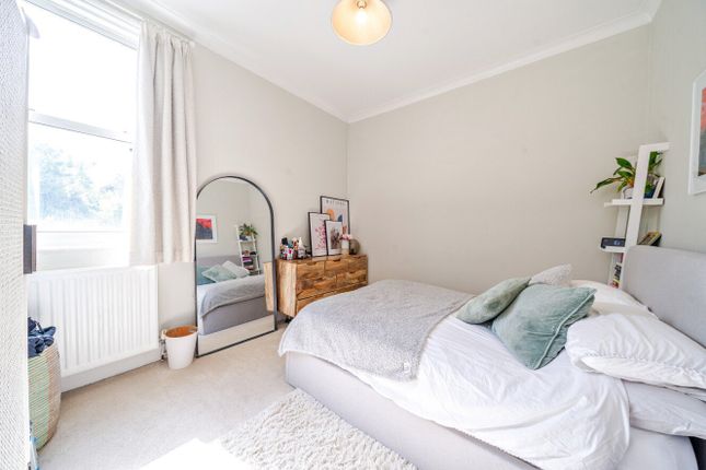 Flat 1, 2, Cornford Grove, London photo 4