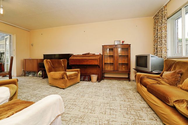 47, Charles Way, Malvern photo 3