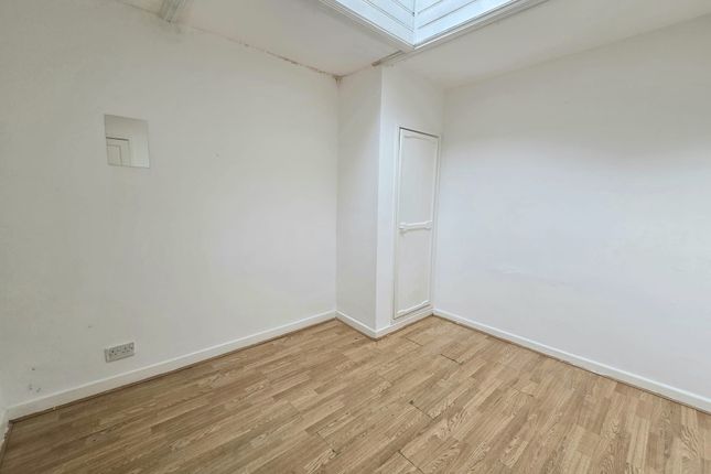 148 Oxford Street, Bridgend photo 5