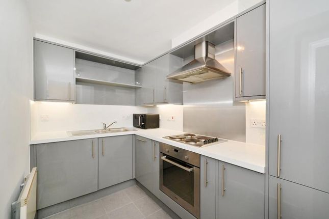 Flat to rent in St. Davids Square, London