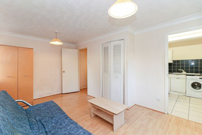 Studio flat on 33, Flat 33, Vicars Bridge Close, £195,000