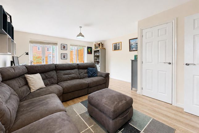 29, Icarus Avenue, Burgess Hill photo 3