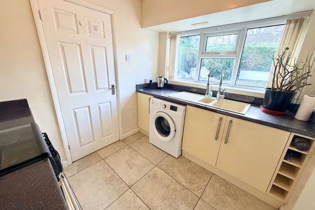 19, Lynbrook Close, Dudley photo 3