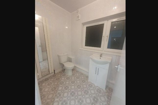 Bathroom 1.Jpg
