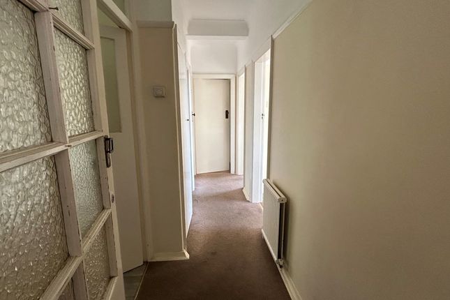 Flat 11 Bush Court, Crown Lane, Southgate, London, N14 5EY photo 2