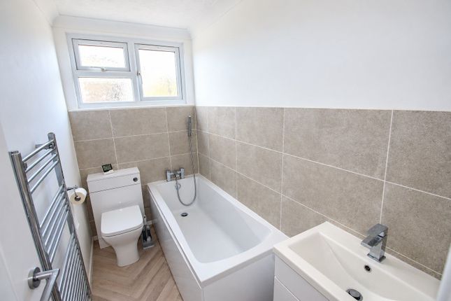 33 Swallowdale, Clacton on Seas photo 4
