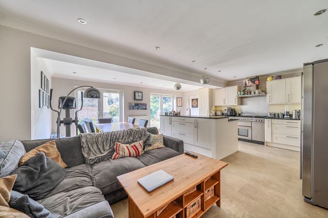 6, Dove House Green, Weybridge photo 4