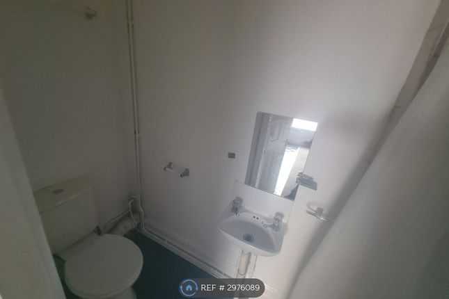 Flat, Bromwich St, Bolton photo 3