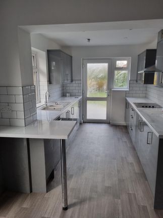 Thumbnail Detached house to rent in Fieldgate Road, Luton, Bedfordshire